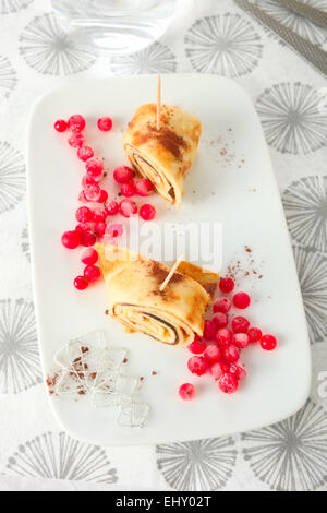 Crêpes roulées avec groseille. Banque D'Images