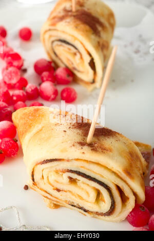 Crêpes roulées avec groseille. Banque D'Images