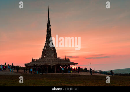 Londonderry, en Irlande du Nord. 18 mars, 2015. Météo britannique. Coucher de soleil sur le Temple Burning Man. Personnes visitent le temple Burning Man à Londonderry au coucher du soleil. Créé par l'artiste Californien David Best, le 75 temple à ossature bois, avec des souvenirs et les messages laissés par les personnes au cours de cette semaine, sera solennellement brûlé le samedi 21 mars. Crédit : George Sweeney/Alamy Live News Banque D'Images