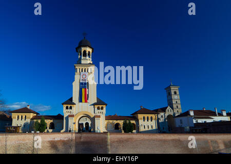 Le Couronnement Cathédrale Orthodoxe et Saint Michel cathédrale catholique romaine de la forteresse blanche Caroline d'Alba Iulia Banque D'Images