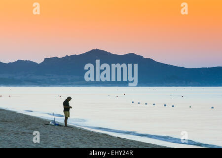 La pêche sur la plage au lever du soleil à Costa Rei, SARDAIGNE Banque D'Images