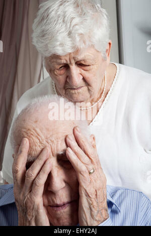 Portrait en gros plan d'un ancien couple at home Banque D'Images