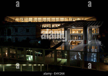 Le nouveau Musée de l'acropole de nuit à Athènes, Grèce. Banque D'Images