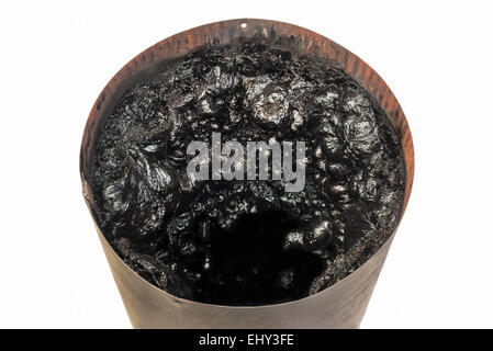 Dangereuse accumulation de créosote dans le tuyau de cheminée d'un poêle à bois. Banque D'Images