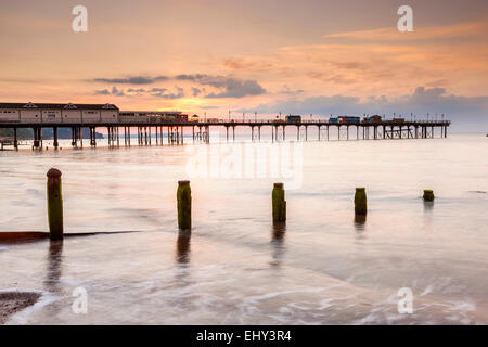 Le lever du soleil sur le quai historique à Teignmouth, Devon, Angleterre, Royaume-Uni, Europe. Banque D'Images