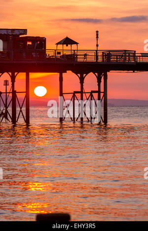 Le lever du soleil sur le quai historique à Teignmouth, Devon, Angleterre, Royaume-Uni, Europe. Banque D'Images