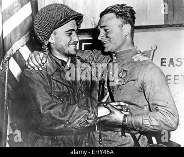 ELBE DAY Fédération photo montrant le 2e Lt William Robertson de l'Armée rouge avec le lieutenant Alexander Sylvashko symbolisant la réunion des deux armées sur t'Elbe près de Torgau, Allemagne, 25 avril 1945 Banque D'Images
