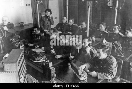 L'Académie militaire frounze à Moscou, 1945. Agents qui travaillent avec les radios sur le terrain. Banque D'Images