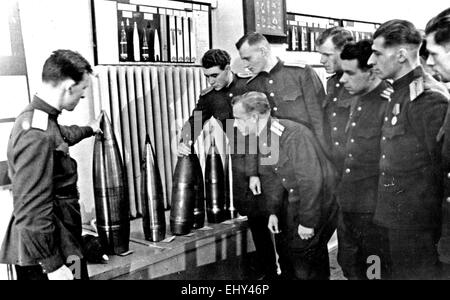 L'Académie militaire frounze à Moscou, 1945. Les officiers soviétiques l'étude des coquillages Banque D'Images