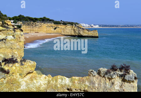 Cova Redonda Beach, Armacao De Pera sur l'Algarve, au Portugal Banque D'Images