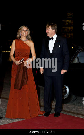 Copenhague, Danemark. 18 mars, 2015. Roi néerlandais Willem-Alexander et La Reine Máxima arrivent à le Diamant Noir à Copenhague, où ils organisent leur arrangement retour à la suite de la visite d'Etat de deux jours, qui se termine ce soir Credit : OJPHOTOS/Alamy Live News Banque D'Images