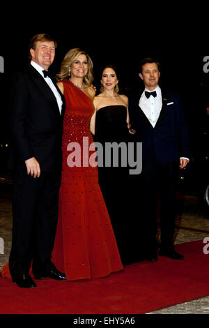 Copenhague, Danemark. 18 mars, 2015. Roi néerlandais Willem-Alexander (à gauche) et la Reine Máxima (deuxième à gauche), posent pour les photographes Danish Crown Prince Frederik et la princesse Mary à la Black Diamond à Copenhague, où le couple royal Dutch organisent leur arrangement retour Crédit : OJPHOTOS/Alamy Live News Banque D'Images