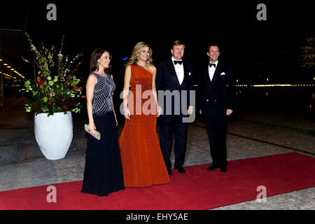 Copenhague, Danemark. 18 mars, 2015. Roi néerlandais Willem-Alexander (deuxième à droite) et la Reine Máxima (deuxième à gauche), posent pour les photographes danois avec le Prince Joachim et la Princesse Marie à la Black Diamond à Copenhague, où le couple royal Dutch organisent leur arrangement retour Crédit : OJPHOTOS/Alamy Live News Banque D'Images