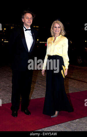 Copenhague, Danemark. 18 mars, 2015. PM danois, Mme Helle Thorning-Schmidt, et ministre des affaires étrangères des Pays-Bas, M. Bert Koenders, arriver à le Diamant Noir à Copenhague, où le couple royal Dutch organisent leur arrangement retour à la suite de la visite d'Etat de deux jours au Danemark Crédit : OJPHOTOS/Alamy Live News Banque D'Images