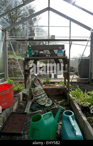 Carmarthenshire, Pays de Galles, Royaume-Uni. 18 mars 2015. Sunshine comble un jardin rural organique par une chaude matinée de printemps ensoleillée dans Carmarthenshire, West Wales UK Crédit : Kathy deWitt/Alamy Live News Banque D'Images