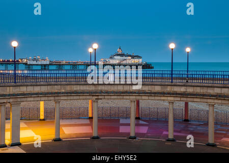 Soirée sur le front de mer de Eastbourne, East Sussex, Angleterre. Banque D'Images