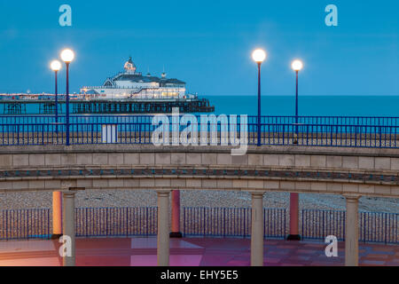 Soirée sur le front de mer de Eastbourne, Royaume-Uni. Banque D'Images