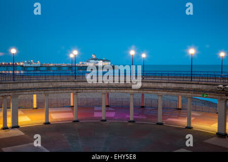 Soirée sur le front de mer de Eastbourne, East Sussex, Angleterre. Banque D'Images