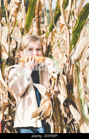 Girl eating corn on the cob Banque D'Images