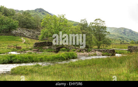 Bridge, l'un des Slater du Lakeland slate anciens ponts pour piétons sur la route entre Little Langdale Tarn et Tilberthwaite. Banque D'Images