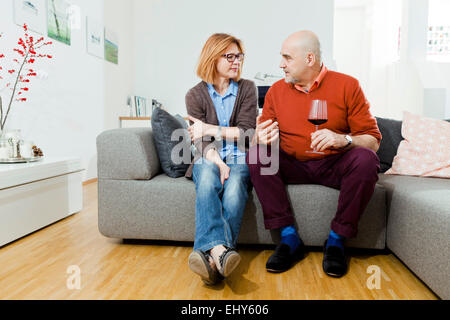 Senior couple drinking red wine at home Banque D'Images