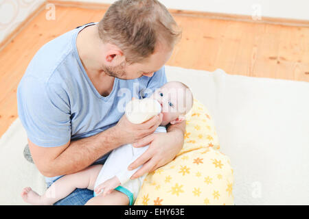 Père nourrir bébé garçon Banque D'Images