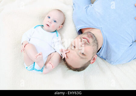 Père de détente avec baby boy Banque D'Images