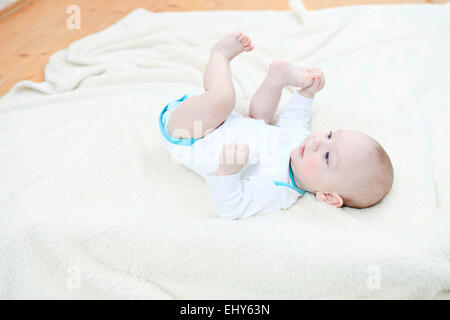 Baby Boy laying on blanket Banque D'Images