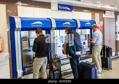 Johannesburg Afrique du Sud, JNB, O.Aéroport international R. Tambo, gare Gautrain, train, distributeur automatique de billets en libre-service, homme hommes, transaction pa Banque D'Images