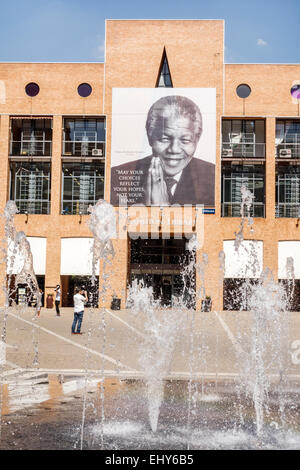 Johannesburg Afrique du Sud,Sandton,Nelson Mandela Square,fontaine publique,Sandton Library,SAfri150304056 Banque D'Images