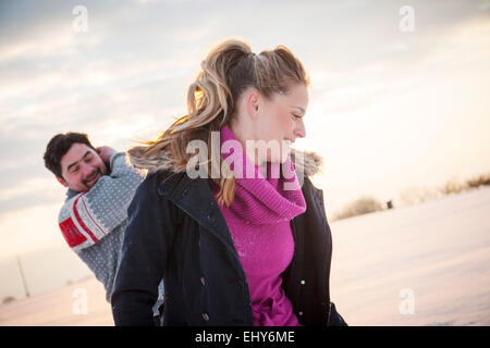 Couple walking in snowy landscape Banque D'Images