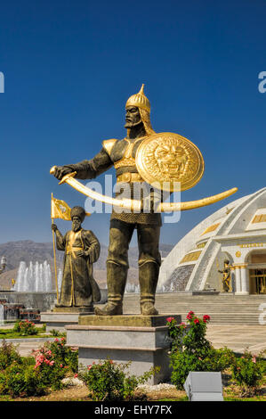 Monument de l'indépendance des statues autour à Achgabat, capitale du Turkménistan Banque D'Images