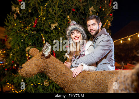 Happy young couple at Christmas Market Banque D'Images
