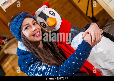 Jeune femme posant avec penguin du prince Banque D'Images