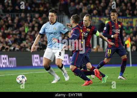 Camp Nou, Barcelona, Espagne. 18 Mar, 2015. Ligue des Champions de football. Barcelone contre Manchester City. Nasri a contesté par Alba : Action Crédit Plus Sport/Alamy Live News Banque D'Images