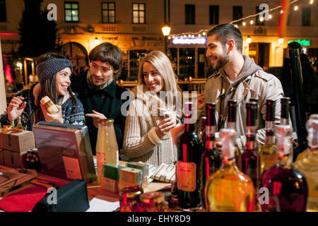 Groupe d'amis par caler au Marché de Noël Banque D'Images