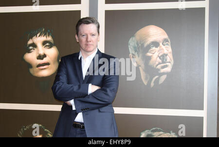 Édimbourg. 18 Mar, 2015. Festival International d'édimbourg nouveau directeur Fergus Linehan se tient devant les affiches de l'Edinburgh International Festival à ÉDIMBOURG, Grande-Bretagne, sur Mars, 2015. Plus de 2 300 artistes de 39 pays sont attendus à effectuer au Edinburgh International Festival (FEI) en 2015, l'organisateur du festival a annoncé mercredi. © Guo Chunju/Xinhua/Alamy Live News Banque D'Images