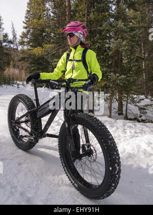 Cavalier femelle et sa grosse moto, Breckenridge, Colorado. Banque D'Images