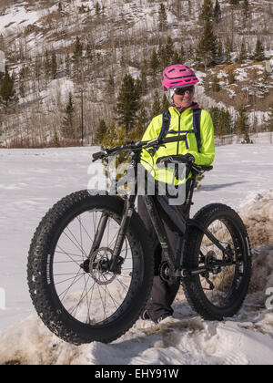 Femme et son gros vélo, Breckenridge, Colorado. Banque D'Images