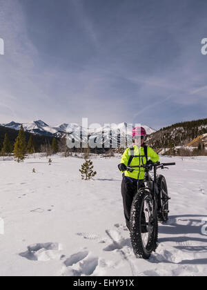 Femme et son gros vélo, Breckenridge, Colorado. Banque D'Images