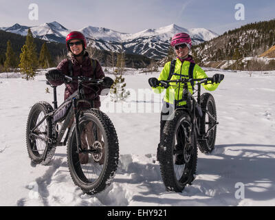 Des femmes motocyclistes et leurs vélos fat, Breckenridge, Colorado. Banque D'Images