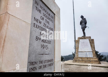 Gallipoli, en Turquie, WW1 Centenaire 2015 - statue de Mustapha Kemal Ataturk, avec l'inscription dans la base de mémorial à Anzac fighte Banque D'Images