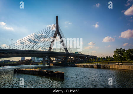 La Leonard P. Zakim Bunker Hill Memorial Bridge à Boston, Massachusetts. Banque D'Images