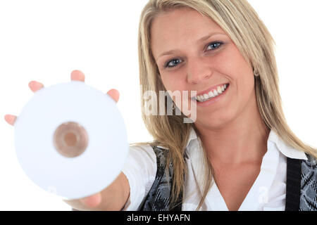 Woman holding compact disc isolé sur blanc. Banque D'Images