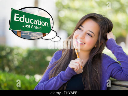 Jeune femme pensive avec bulle de pensée de l'éducation juste avant panneau vert. Banque D'Images