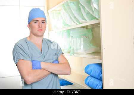 Les hommes qui travaillent sur un lieu de stérilisation à l'hôpital avec les bras. Banque D'Images