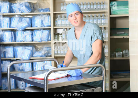 Les hommes qui travaillent sur un lieu de stérilisation à l'hôpital. Il vérifier l'inventaire. Banque D'Images