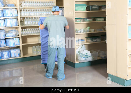 Les hommes qui travaillent sur un lieu de stérilisation à l'hôpital. Banque D'Images