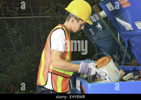 Un travailleur qui chose recyclage on recycle center Banque D'Images