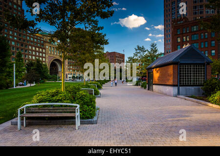 La Rose Fitzgerald Kennedy Greenway et Rowes Wharf à Boston, Massachusetts. Banque D'Images